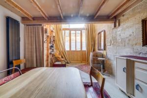 uma sala de jantar com uma mesa de madeira e cadeiras em Very charming apartment Bordeaux Chartrons em Bordéus