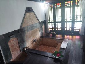 Cette chambre offre une vue aérienne sur une baignoire. dans l'établissement MesaStila Resort and Spa, à Borobudur
