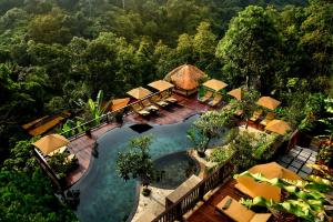 einen Luftblick auf ein Resort mit einem Pool in der Unterkunft Nandini Jungle by Hanging Gardens in Payangan