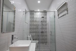 une salle de bains avec douche, toilettes et lavabo dans l'établissement Villa Trung Nghĩa 38, à Khu Chi Lăng 51 autres photos