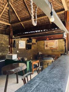 Espaço Verano- quarto Família في نيتيروي: وجود بار بطاولة وكراسي في مطعم