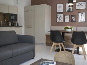uma sala de estar com um sofá e uma mesa com duas cadeiras em Studio Aix-les-Bains, 1 pièce, 2 personnes - FR-1-617-26 em Aix-les-Bains
