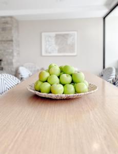 un tazón de manzanas verdes sentadas en una mesa en Waves Byron Bay, en Byron Bay
