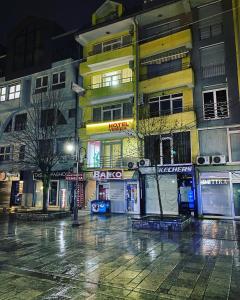 een gebouw op een natte straat 's nachts bij Hotel Venecia Apartments in Struga