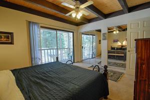 um quarto com uma cama e uma grande janela em Vidor Village II em Kings Beach