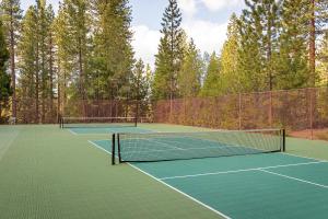 een tennisbaan met twee tennisnetten erop bij The Kingswood Retreat in Kings Beach