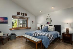 een slaapkamer met een bed, een spiegel en een raam bij Sandy Shores Villa in Tahoe Vista