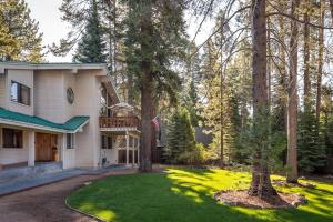een groot wit huis met een boom in de tuin bij Sandy Shores Villa in Tahoe Vista