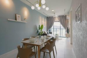 een eettafel en stoelen in de woonkamer bij Majestic Maxim Oceanic Cottage 3BR Mrt 夜市中文房东 in Kuala Lumpur