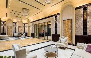 hol budynku z krzesłami i stołem w obiekcie CMA Skyline Sanctuary Apartments - Ajman Corniche UAE w mieście Adżman