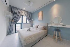 een slaapkamer met een bed en een bureau met een spiegel bij Majestic Maxim Oceanic Cottage 3BR Mrt 夜市中文房东 in Kuala Lumpur