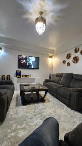uma sala de estar com sofás e uma mesa de centro em The flair's Airbnb kisii em Mutomo