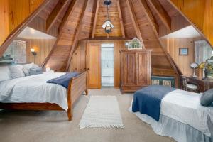sypialnia z 2 łóżkami w drewnianym domku w obiekcie The Gingerbread Cottage w mieście Kings Beach