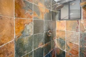 ein Badezimmer mit einer gefliesten Wand mit einem Spiegel in der Unterkunft The Gingerbread Cottage in Kings Beach + 36 Fotos