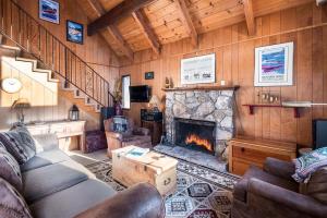 un soggiorno con divano e camino di The Honey Bear Cabin a Carnelian Bay