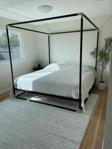 1 dormitorio con 1 cama con dosel de metal en Bright Napa Home en Napa