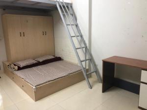 - łóżko piętrowe z drabiną w pokoju w obiekcie 516Home B w mieście Hanoi