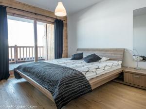 سرير أو أسرّة في غرفة في Appartement Les Arcs 1800, 6 pièces, 12 personnes - FR-1-352-15