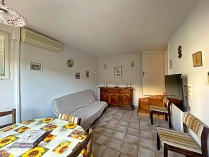 Kleines Zimmer mit einem Bett und einem Tisch in der Unterkunft Appartement Saintes-Maries-de-la-Mer, 3 pièces, 6 personnes - FR-1-475-125 in Saintes-Maries-de-la-Mer