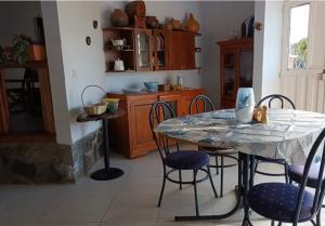 a dining room with a table and chairs in a kitchen at SHEVABRAJOT in Pasto