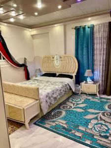 een slaapkamer met een bed en een tapijt bij Cozy Flat near downtown Almorsi in Alexandrië