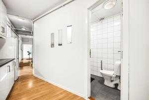 een open badkamer met een toilet en een spiegel bij 3 Bedroom with a perfect location in Trondheim in Trondheim