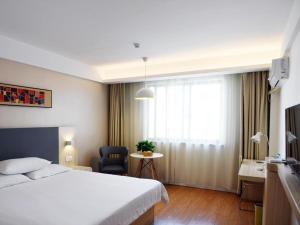 Łóżko lub łóżka w pokoju w obiekcie Hanting Hotel Huangshan Tunxi Old Street Centre