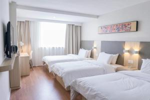 Posteľ alebo postele v izbe v ubytovaní Hanting Hotel Huangshan Tunxi Old Street Centre