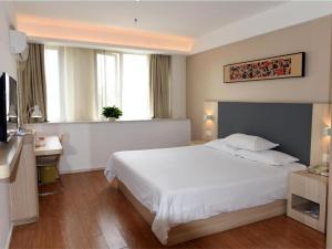 Łóżko lub łóżka w pokoju w obiekcie Hanting Hotel Huangshan Tunxi Old Street Centre
