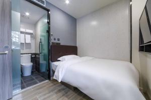 Llit o llits en una habitació de Hi Inn Shanghai Bei Waitan Shuangyang Road