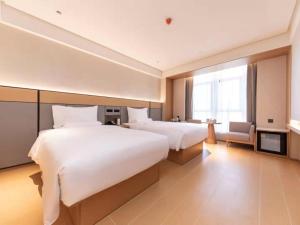 Cama ou camas em um quarto em Ji Hotel Haikou Dong Station