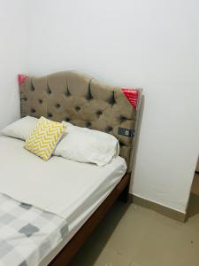 uma cama com uma cabeceira acolchoada num quarto em Mini departamento em Pucallpa