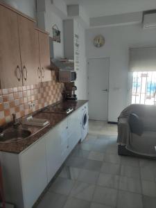 une cuisine avec un évier et un plan de travail dans l'établissement Apartamento en planta baja con vistar al mar, à Conil de la Frontera 9 autres photos