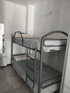 une petite pièce avec deux lits superposés dans l'établissement Apartamento en planta baja con vistar al mar, à Conil de la Frontera