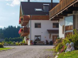 ein Haus mit zwei Puppen am Straßenrand in der Unterkunft Cosy apartment in Welsberg in Welsberg-Taisten