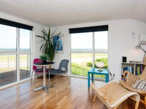 sala de estar con mesa, sillas y ventanas en 6 person holiday home in Hemmet, en Hemmet