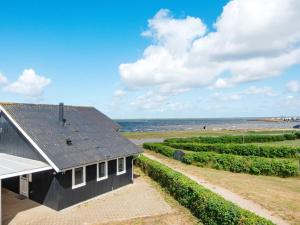 una casa negra con vistas al océano en 6 person holiday home in Hemmet, en Hemmet