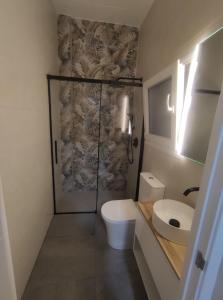 une salle de bain avec toilettes, lavabo et douche dans l'établissement Apartamento en planta baja con vistar al mar, à Conil de la Frontera