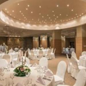 un salón de banquetes con mesas blancas y sillas blancas en Hotel Expo Sofia en Sofía