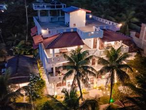 una vista aérea de una casa con palmeras en Plantation Surf Inn & Restaurant, en Midigama East