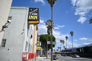 una señal de posada estrella en el lado de un edificio en Hollywood Stars Inn, en Los Ángeles