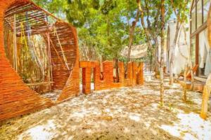 トゥルムにあるLoft Cabin in Cenote Dos OjOs Natural Park Tulum, Pool, WIFI, ACの塀と木の裏庭絵