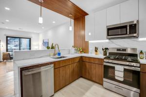 Η κουζίνα ή μικρή κουζίνα στο Eminent Near EWR & NYC w/ Gym +9 φωτογραφίες