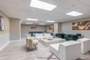 Χώρος καθιστικού στο Eminent Near EWR & NYC w/ Gym