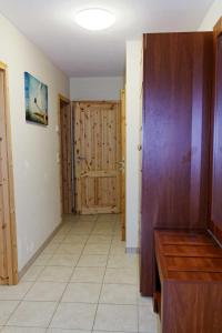 pasillo con puerta y habitación con suelo de baldosa en Haus "Gelbensander Forst" GM 69907, en Graal-Müritz