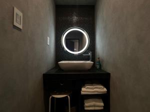 uma casa de banho com um lavatório e um espelho em Hotel 螢月ｰhozukiｰ Adult Only em Sendai