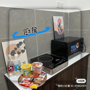 un four micro-ondes installé au-dessus d'un comptoir dans l'établissement Ipoh cove 米奇黑白家庭, à Ipoh
