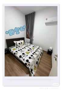 Кровать или кровати в номере Ipoh cove 米奇黑白家庭