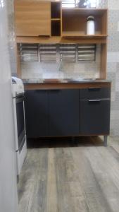 A kitchen or kitchenette at Casa confortável!