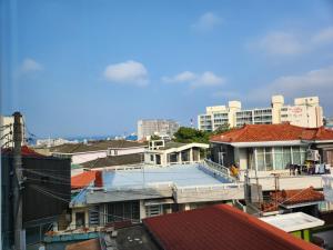 vista sui tetti di edifici di una città di Book Hotel a Jeju